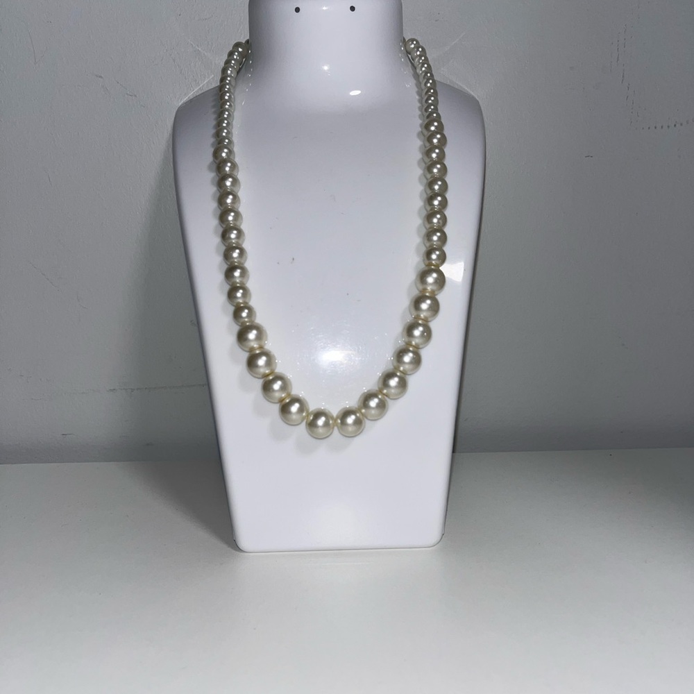 Fashion Jewelry White Pearl Strand Necklace - Women Jewelry - Picture 3 of 9